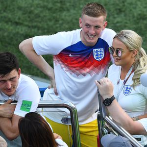 Im pinken Partybus: So fahren Englands Spielerfrauen zur EM