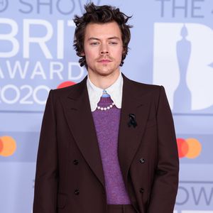 Harry Styles gedenkt Caroline Flack mit schwarzer Schleife