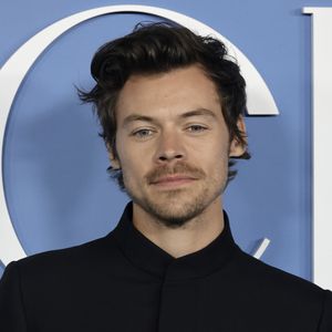 Eklig? Harry Styles trinkt auf Konzert aus seinem Schuh!