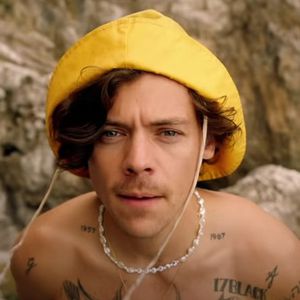 Im neuen Musikvideo "Golden": Harry Styles zieht blank!
