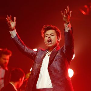 Das ging ins Auge! Harry Styles wurde schon wieder beworfen