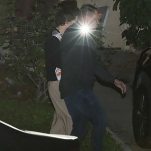 Zu viel getrunken? Harry Styles wird von Bodyguard gestützt