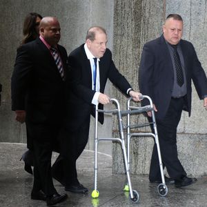 Neue Bilder: Harvey Weinstein kam mit Rollator ins Gericht