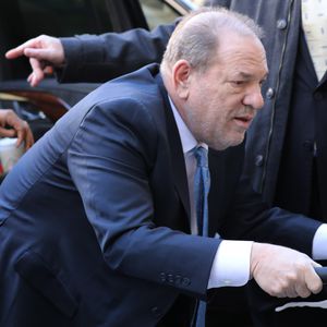 Gehirnerschütterung? Harvey Weinstein im Gefängnis gestürzt