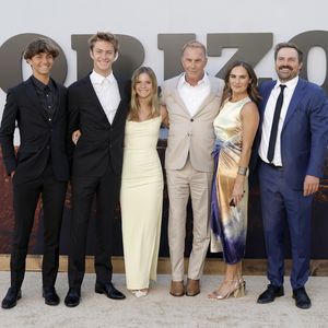 Stolzer Papa: Kevin Costner posiert mit fünf seiner Kinder