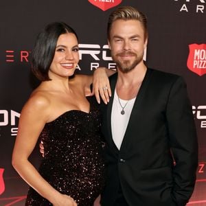 Hayley und Derek Hough zeigen Videoclip ihrer Hausgeburt