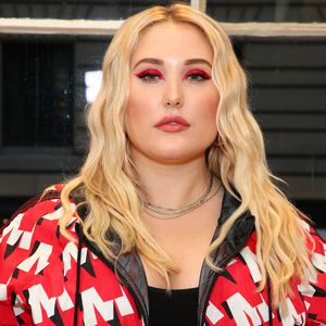 Hayley Hasselhoff fährt im Rollstuhl zu ihrem nächsten Flug