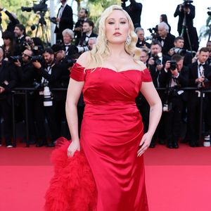 Hayley Hasselhoff ehrt ihre Mama Pamela Bach mit rotem Kleid