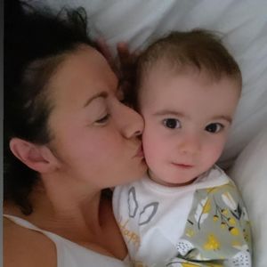 "Emmerdale"-Star Hayley besorgt: Sohn (1) wieder in Klinik