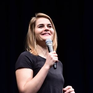 "Geborene Schlagfertigkeit": Hazel Brugger bekommt Bambi