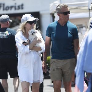 Kein Grund zur Sorge? Heather Locklear strahlt beim Bummel