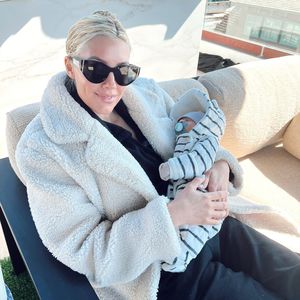 Stillen fiel schwer: Heather Rae Youngs Sohn hat Gelbsucht
