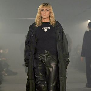 Heidi Klum überrascht mit neuem Look auf Pariser Laufsteg