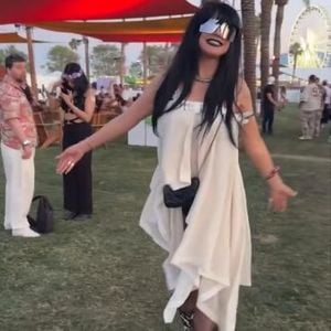 Heidi Klum gewährt an Tag zwei vom Coachella Blick auf Po