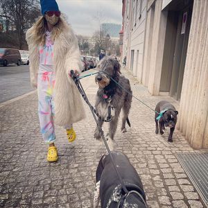 Top oder Flop? Heidi Klum im bunten Schlabber-Look mit Crocs