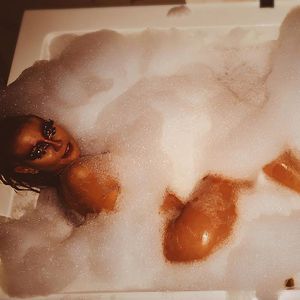 Hier planscht Heidi Klum völlig nackt in ihrer Badewanne