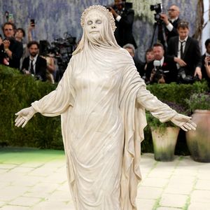 Met-Gala-Spektakel: Heidi Klum erscheint als lebende Statue
