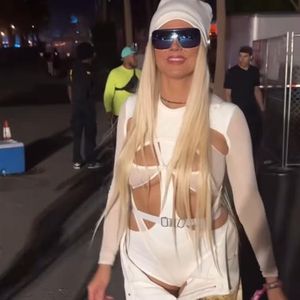 Mit Perücke und BH: So besucht Heidi Klum Coachella-Festival