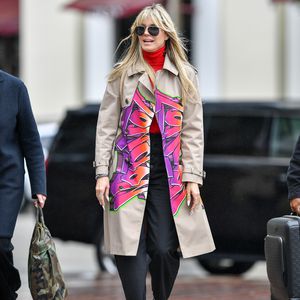 Heidi Klum präsentiert sich im bunten Graffiti-Trenchcoat