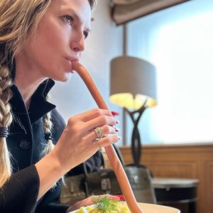 Wie bitte? Heidi Klum lutscht im Netz an einem Würstchen!