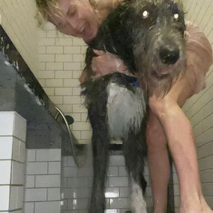 Privater Einblick: Heidi Klum in der Dusche mit ihren Hunden