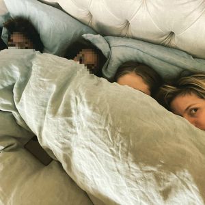 Selten! Hier kuschelt Heidi mit all ihren Kids in einem Bett
