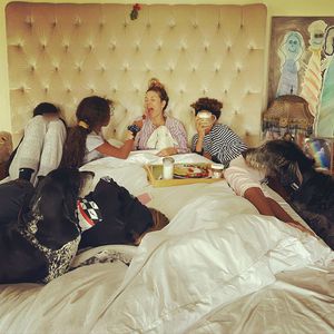 Großes Kuscheln: Heidi Klum posiert mit ihren Kids im Bett