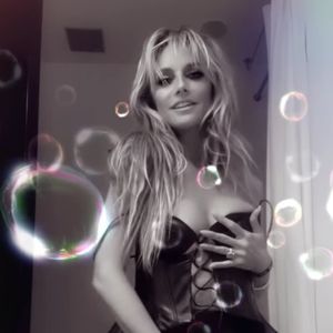 Wie hot! Heidi Klum riskiert Nippelblitzer in Lederkorsage