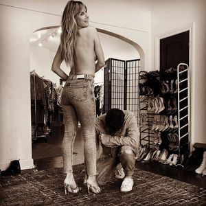 Heißer Sideboob: Heidi Klum posiert nur in Jeans und Heels