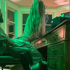 Halb nackt: Heidi Klum macht es sich auf Toms Schoß bequem