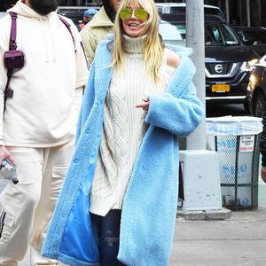 Flauschig-Fashion: Heidi Klum im babyblauen Mantel unterwegs