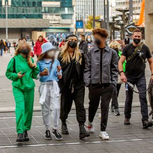 Sonntagsspaziergang: Heidi Klum mit Kids in Berlin unterwegs