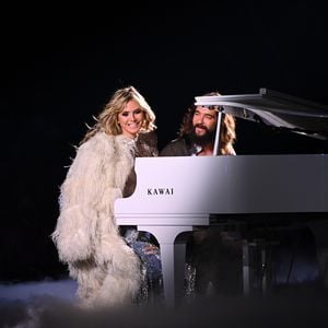 Fans sind belustigt: Heidi Klum singt live beim GNTM-Finale