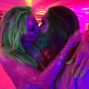 Glitzer-Knutscher: Heidi und Tom ganz verliebt auf Party