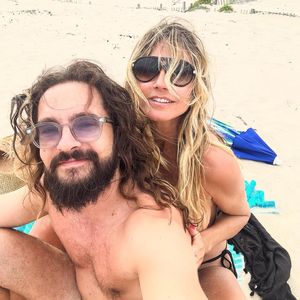Heidi Klum feiert Hochzeitstag mit Tom oben ohne am Strand