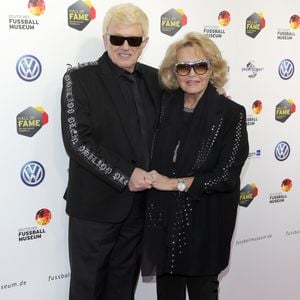 Heino errichtet einen besonderen Grabstein für Hannelore (†)