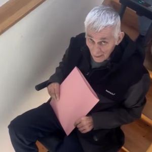 Dank Spendenaktion: Heinz Hoenig bekommt Treppensteigerstuhl