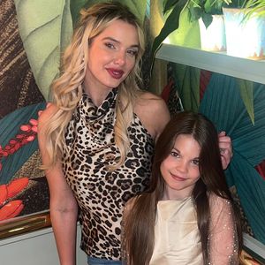 Helen Flanagan posiert mit der Tochter ihres neuen Freundes