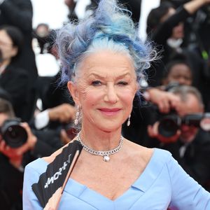Wow in Blau: Helen Mirren färbt sich Haare passend zum Kleid