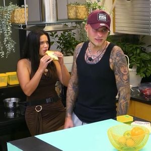 "Softporno mit Tim": Julius Tkatschenko ist sauer auf Henna