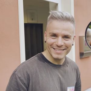 Wette verloren: Henning Merten hat eine neue Haarfarbe!