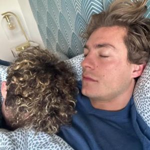 Hier kuschelt Henrik Stoltenberg mit seinem Daniel im Bett!