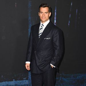 Henry Cavill rockt "The Witcher"-Premiere in schickem Anzug
