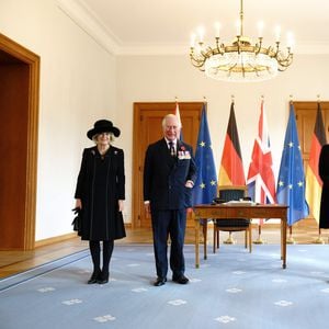 Prinz Charles & Camilla in Berlin: Teddy für Enkel Sussex!