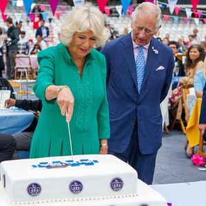 Jubiläumslunch: Prinz Charles und Camilla gönnen sich Kuchen