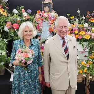 Im Blumenmeer: Camilla und Prinz Charles strahlen bei Event