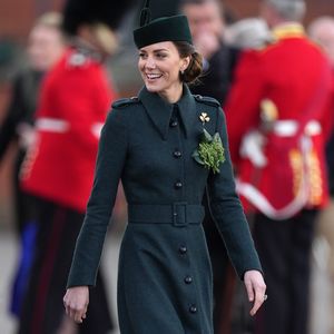 Herzogin Kate bezaubert in grünem Kostüm am St. Patricks Day