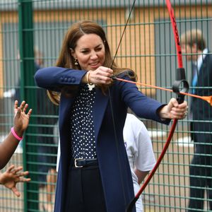 Beim Bogenschießen: Herzogin Kate strahlt in 440-Euro-Bluse