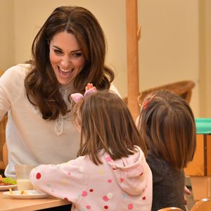 Zauberhaft: Hier verteilt Herzogin Kate High Fives an Kinder