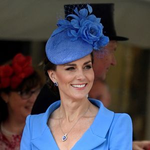 Royal in Blau: Herzogin Kate strahlt bei Ordensverleihung!